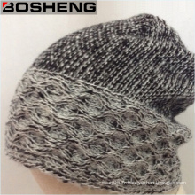 Chapeau d&#39;hiver en tricot gris croquant en hiver